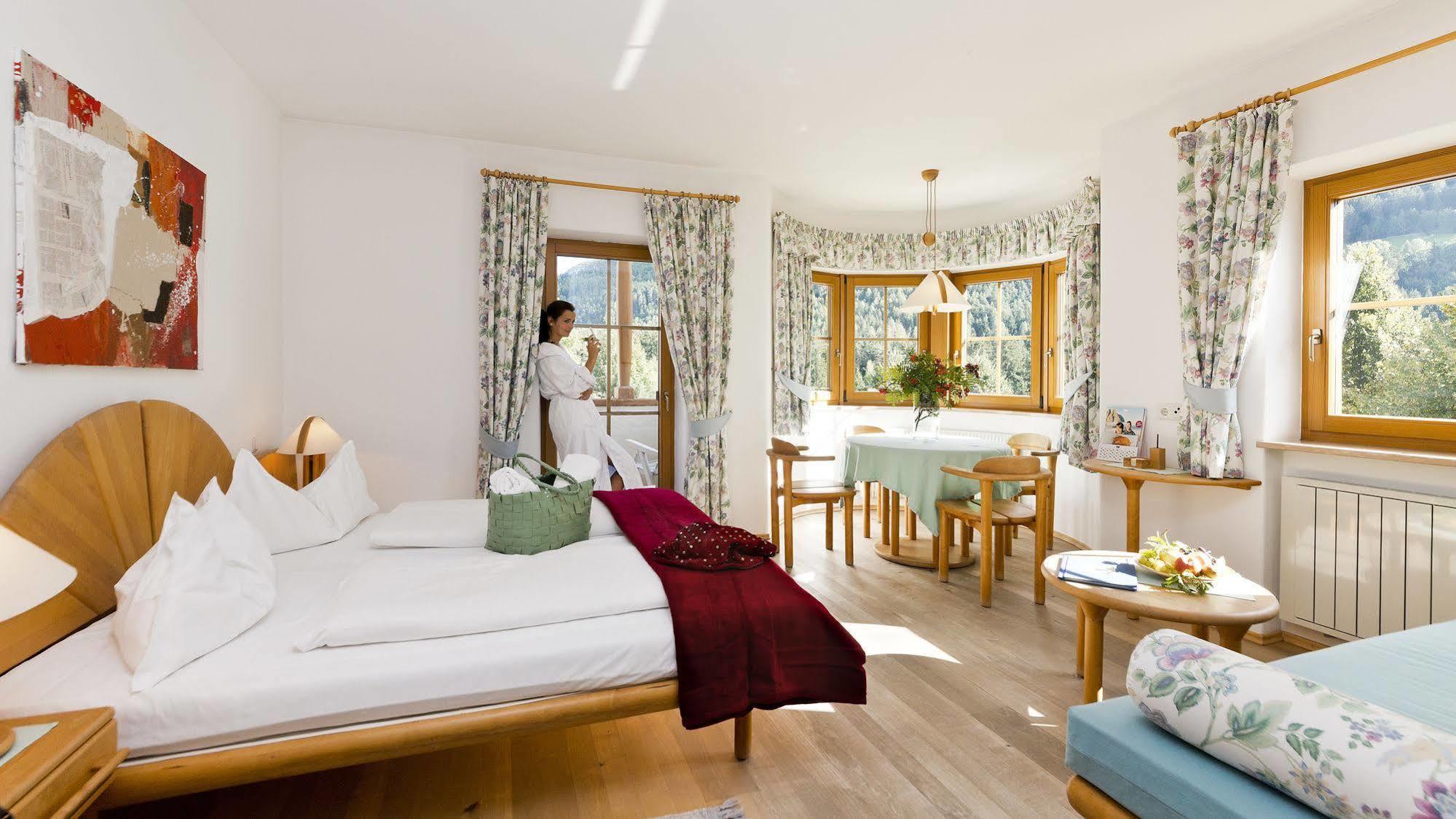 Taubers Bio Vitalhotel Kiens Eksteriør billede